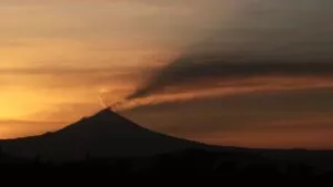 Volcán Popocatépetl arroja material incandescente durante tormenta