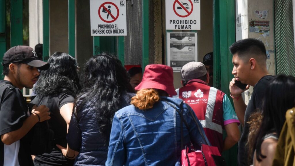 Voluntarios apoyan en hospitales a familiares de lesionados por explosión