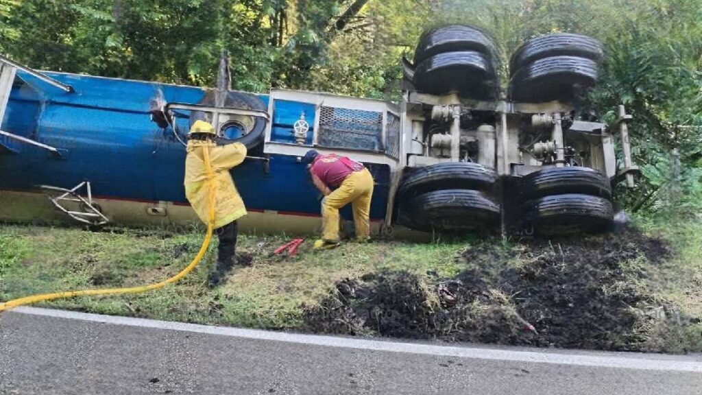 vuelca-pipa-de-gas-y-cierran-la-carretera-teziutlan-nautla-en-hueytamalco-puebla