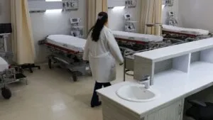 Se hizo pasar por doctora y paciente pierde una pierna; enfermera es vinculada a proceso en Querétaro