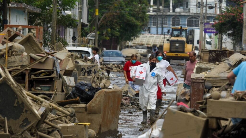 A una semana de las inundaciones, siguen limpiando lodo y escombros en Veracruz