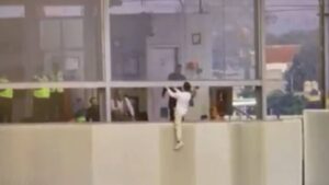 Video capta intento de suicidio en el Metro; policías lo impidieron