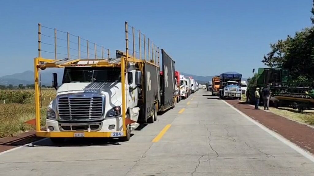 agricultores-de-morelos-mantienen-bloqueo-en-la-autopista-siglo-xxi-amenazan-con-quemar-vehiculos