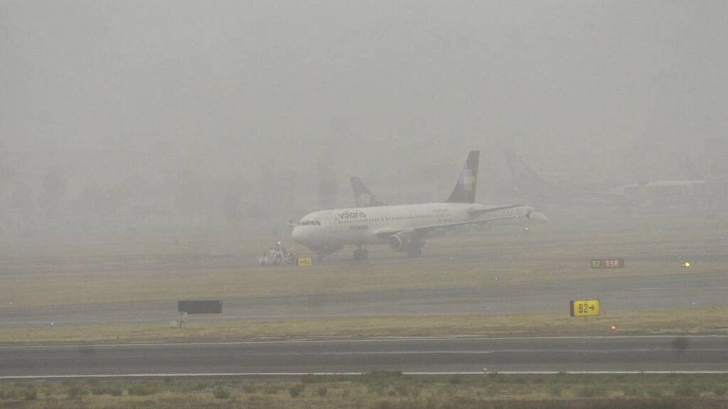 La densa niebla redujo la visibilidad en las pistas del AICM.