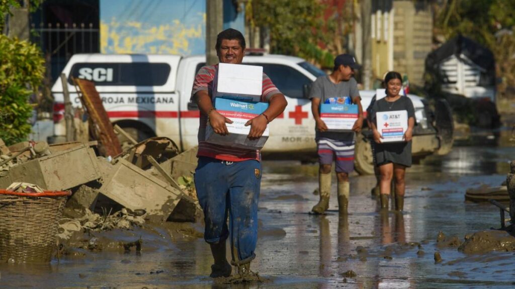 Colonias de Álamo siguen sin agua ni electricidad tras lluvias.