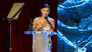 Ángela Aguilar confiesa que vive con miedo y escribir la ha salvado