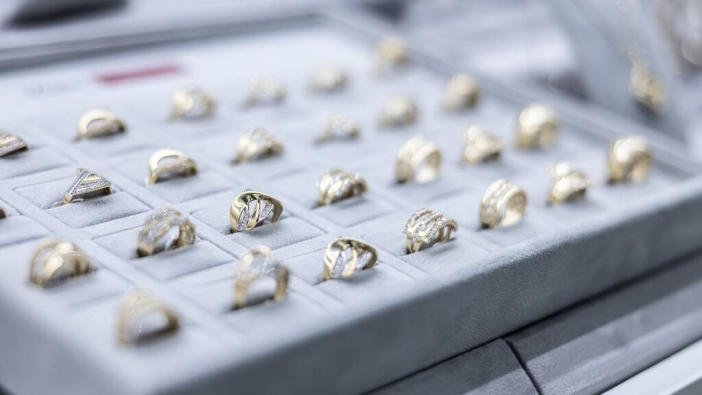 Joyeros piden ayuda para identificar a mujer que se tragó anillo.