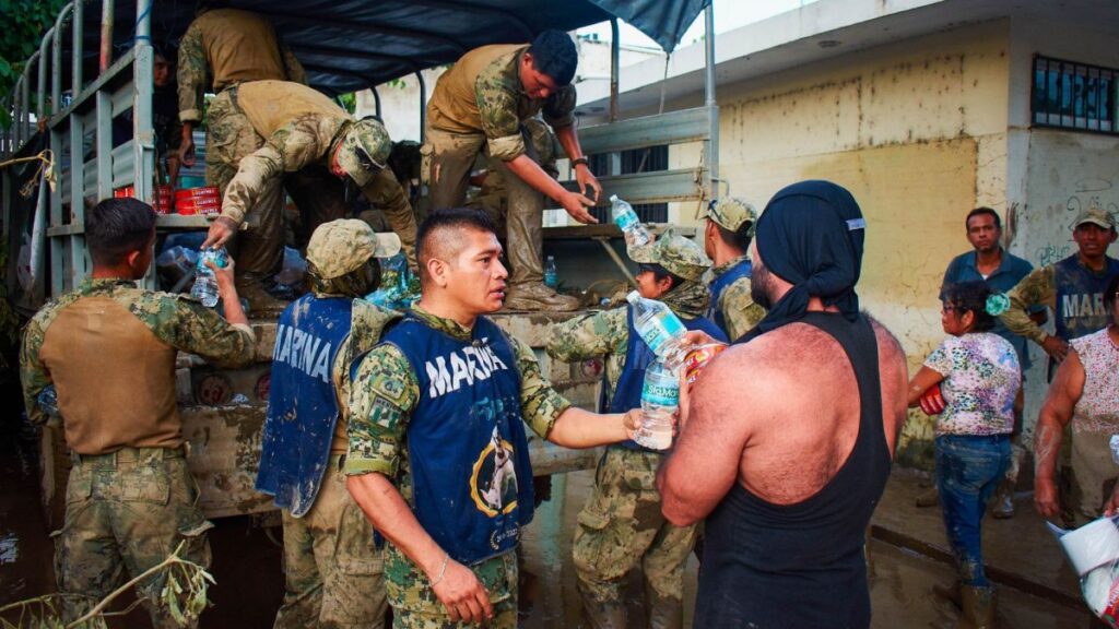 Entrega de apoyo a damnificados por las fuertes lluvias en Veracruz.