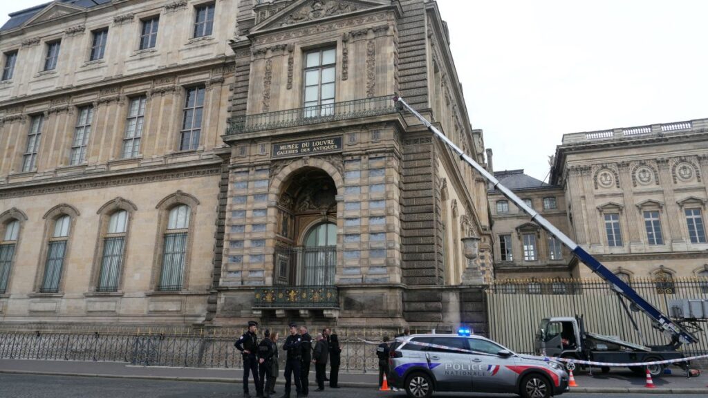 Asaltan Museo Louvre en París, Francia