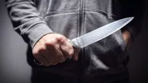 VIDEO: adulto mayor forcejea contra ladrón armado durante asalto en tienda de Guadalajara