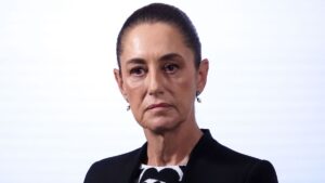 Hombre acosa a Claudia Sheinbaum en pleno Centro Histórico