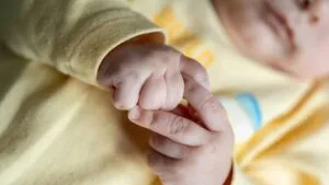 Bebé abandonado en Tultitlán será entregado en adopción tras resolución judicial