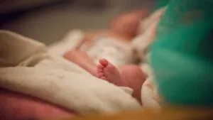 Niña de 10 años lucha por su vida tras dar a luz en Chiapas