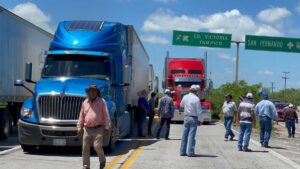 Agricultores mantienen tomadas cuatro carreteras en Pénjamo