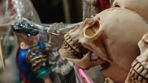 “Endulzamientos”, “amarres” y “limpias”: los motivos por los que mexicanos recurren a brujas y curanderos