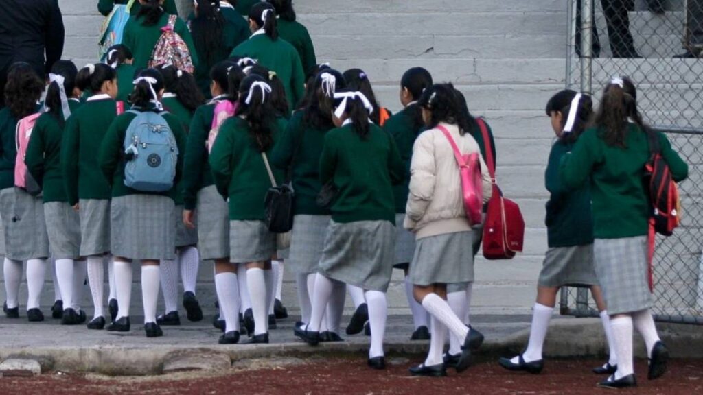 Nicole, de 12 años, fue golpeada en una secundaria en Tláhuac.