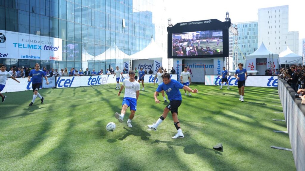 Checo Pérez se luce en De la Pista a la Cancha.