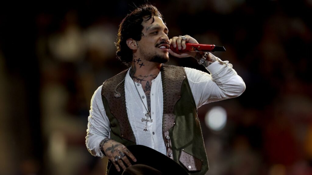 Christian Nodal, presuntamente borracho, lanza indirecta a Cazzu en concierto en Monterrey