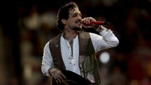 Christian Nodal, presuntamente borracho, lanza indirecta a Cazzu en concierto en Monterrey