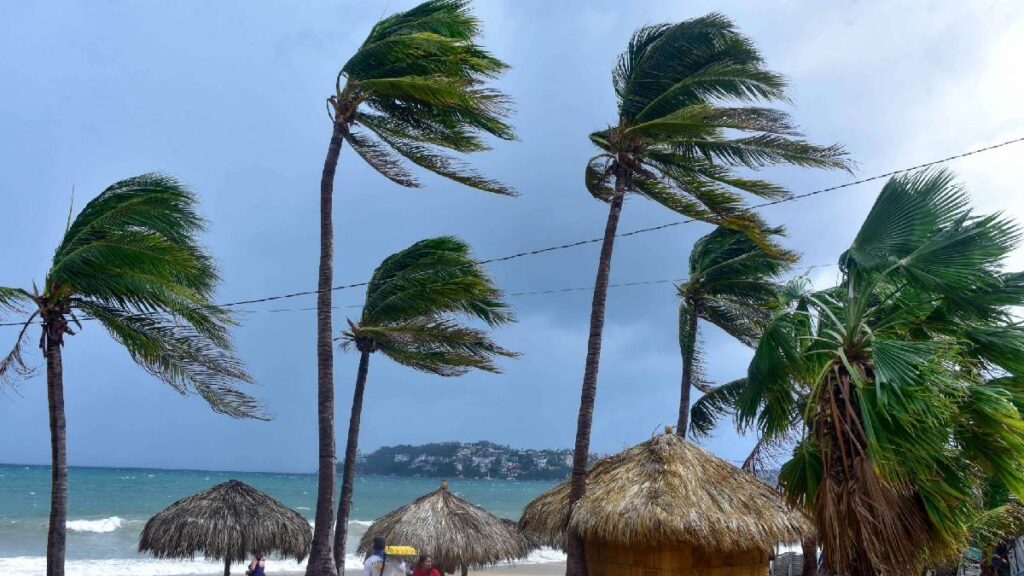 Conagua alertó que la baja presión en el Pacífico subió a 70 % de probabilidad de ciclón; vigilan su posible impacto en el fin de semana.