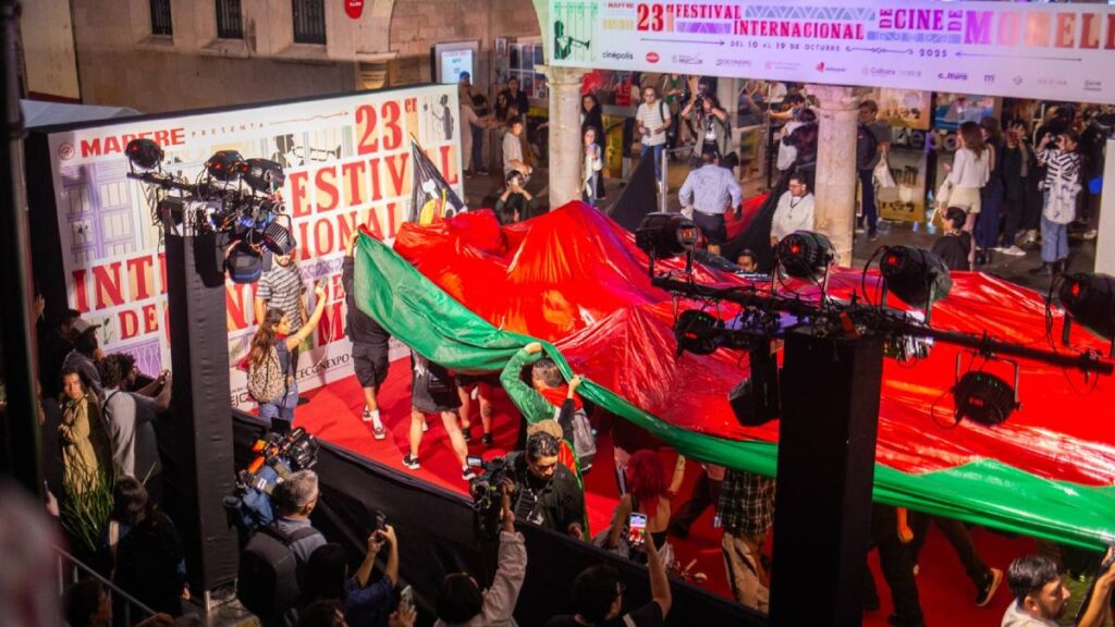 Manifestantes hacen pintas en el Festival de Cine de Morelia.