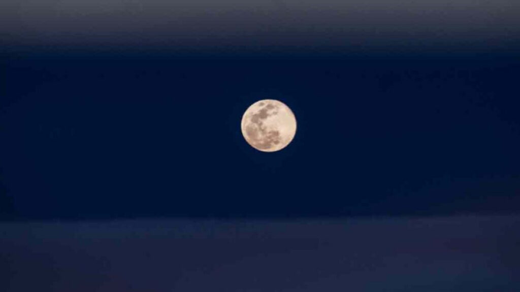 ¿Cómo influye la gravedad de la Luna en las mareas de la Tierra?