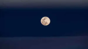 ¿Cómo influye la gravedad de la Luna en las mareas de la Tierra?