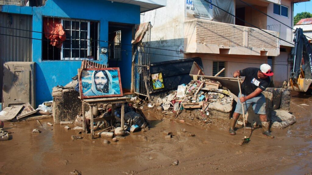 Continúa desastre por desbordamiento del río Cazones en Poza Rica