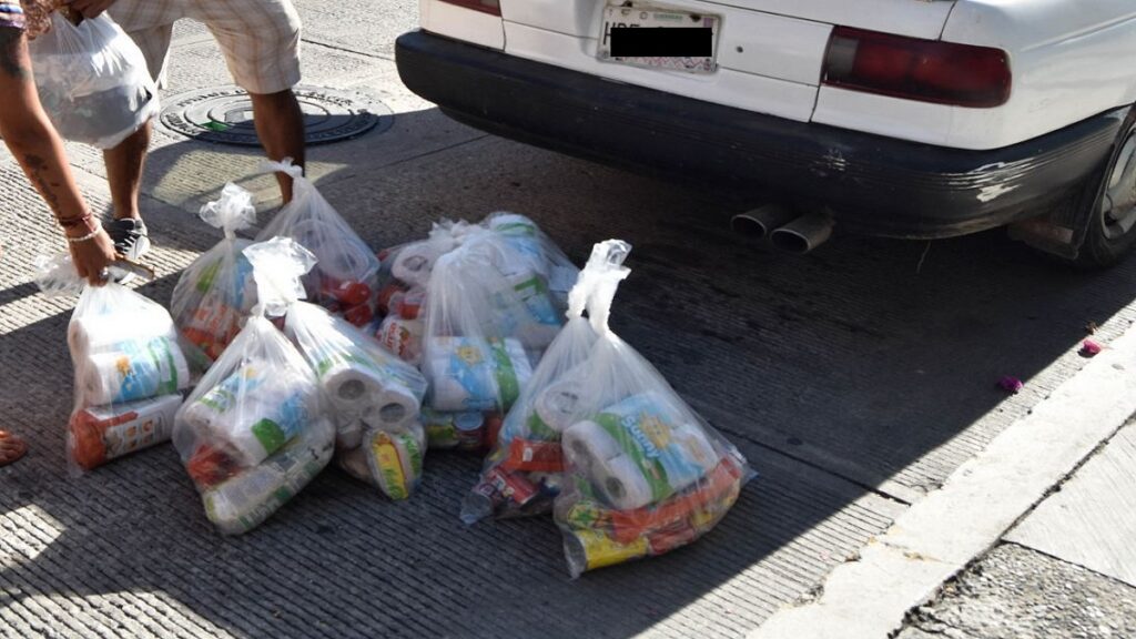 de-parte-del-cjng-entregan-despensas-a-damnificados-en-veracruz