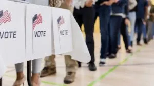 A días de la elección en EE. UU. aceptación de Trump cae a mínimos; así van los estados clave