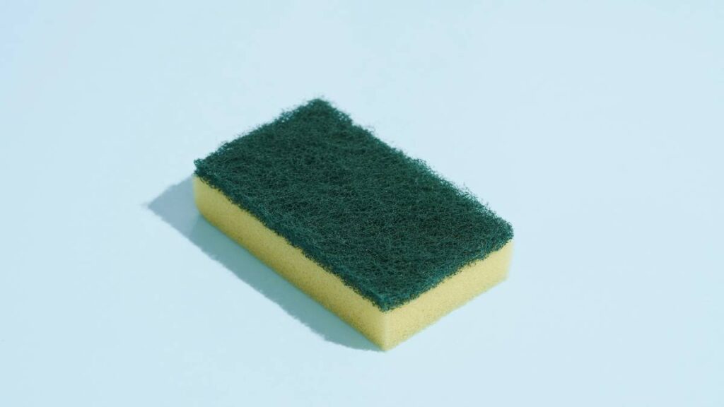 ¿Desinfectas la esponja de los trastes en microondas o agua caliente? Expertos revelan el error de hacerlo