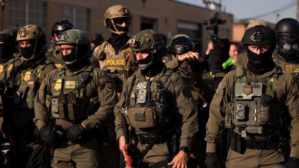 Oficiales de ICE en Chicago, deberán portar cámaras