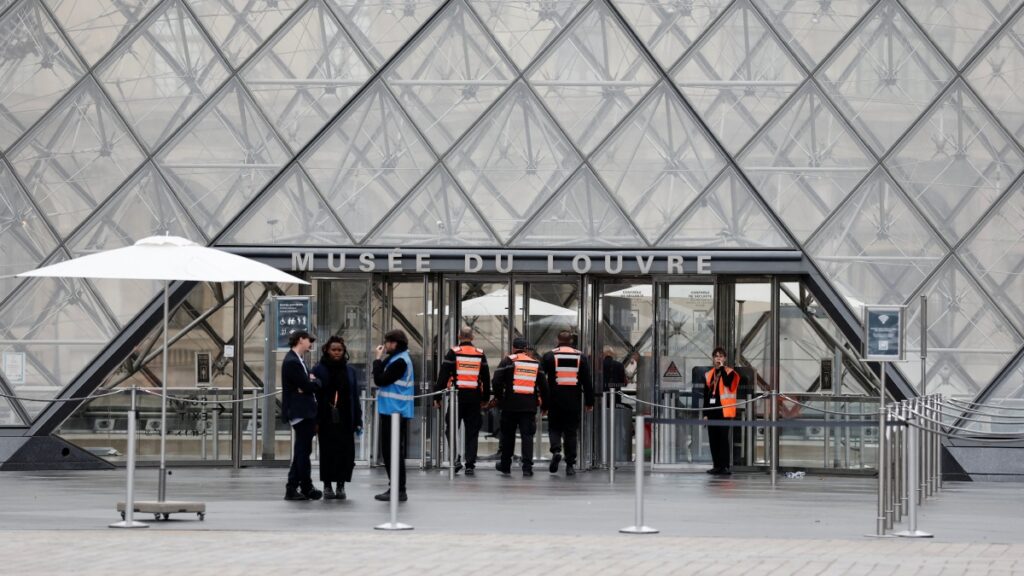Francia ya tiene 2 detenidos por el robo al Museo del Louvre