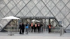 Francia ya tiene 2 detenidos por el robo al Museo del Louvre