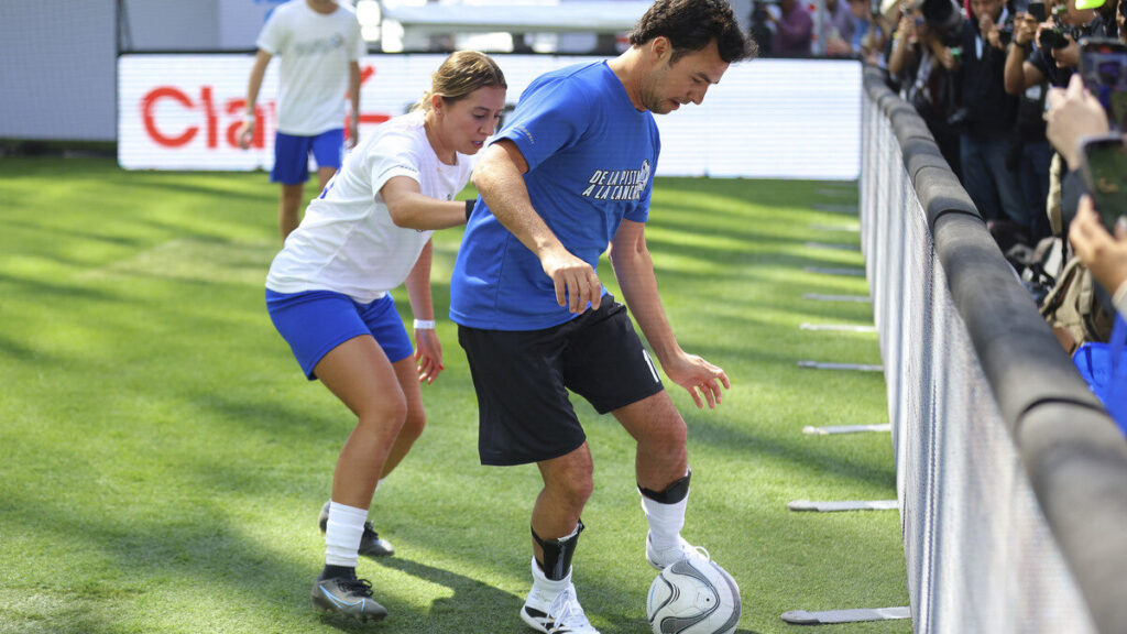 Checo Pérez deslumbra en "De la pista a la cancha"
