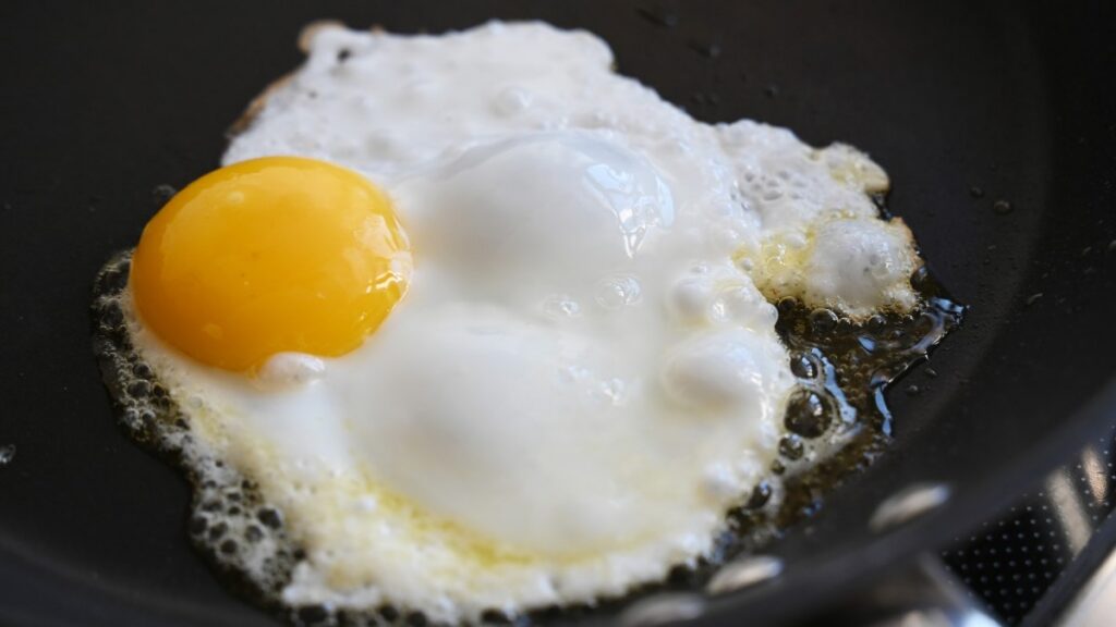 ¿Para qué sirve echar vinagre al cocinar huevos estrellados? Un truco poco conocido