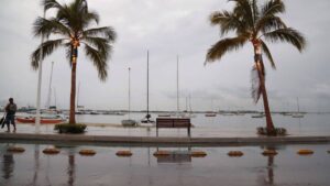 Los Cabos habilita refugios temporales por huracán Priscilla