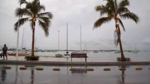 Los Cabos habilita refugios temporales por huracán Priscilla