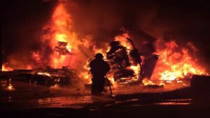 Choque e incendio de tráileres bloquea autopista Manzanillo-Colima