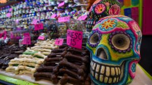 ¡Cuidado con la calaverita! ISSSTE advierte por riesgos de comer muchos dulces en Halloween y Día de Muertos