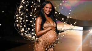 ¿Quién es Jasmine Tookes, la modelo embarazada que hizo historia en el desfile de Victoria’s Secret 2025?