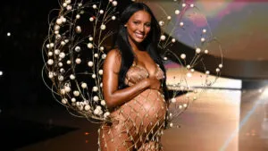 ¿Quién es Jasmine Tookes, la modelo embarazada que hizo historia en el desfile de Victoria's Secret 2025?