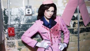 Julia Fox se disfraza de Jackie Kennedy con vestido rosa “ensangrentado” y causa polémica