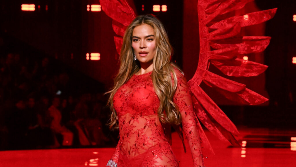 Karol G canta y domina la pasarela en el Victoria's Secret Fashion Show 2025