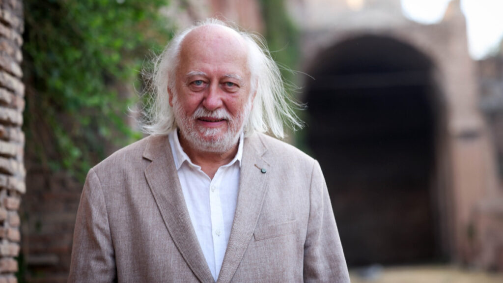 ¿Quién es László Krasznahorkai, el llamado "maestro del apocalipsis" que ganó el Nobel de Literatura 2025?