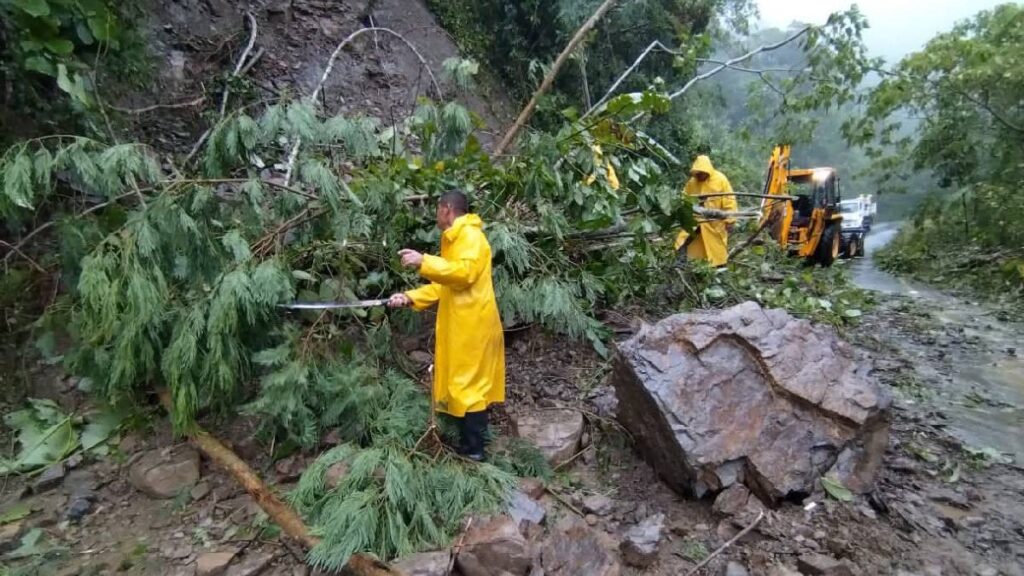 Huracán Priscila deja 16 muertos, 1,000 casas dañadas y 17 municipios sin luz en Hidalgo.