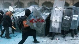 Policías convertidos en carne de cañón en la marcha del 2 de octubre