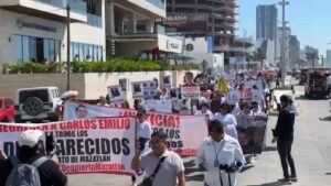 Marcha pacífica en Mazatlán, Sinaloa, por Carlos Emilio, desaparecido en centro nocturno