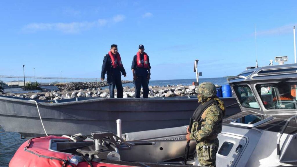 Marina rescata a adolescentes de barco