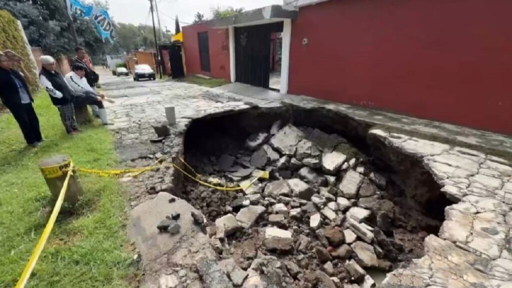 megasocavon-sorprende-a-vecinos-en-puebla